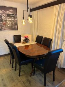 a dining room table with black chairs and a dining room at Andys Bergglück in Weidach