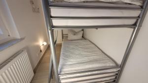 eine Leiter zu einem Etagenbett in einem Zimmer in der Unterkunft Ferienwohnung Gartentraum mit tollem Rasengarten in Ostseebad Karlshagen