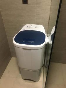 een toilet met een blauwe bril in een badkamer bij Antara Condominium Residences in Talisay