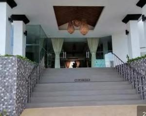 een lege trap in een gebouw met een kroonluchter bij Antara Condominium Residences in Talisay
