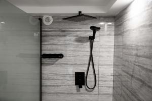 eine Dusche mit einem Haartrockner an der Wand in der Unterkunft Zhangjiajie Qiquan Vacation B&B in Zhangjiajie