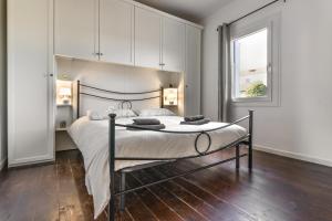 ein weißes Schlafzimmer mit einem großen Bett in einem Zimmer in der Unterkunft 45 minutes to Venice - By Flora in Fagarè della Battaglia