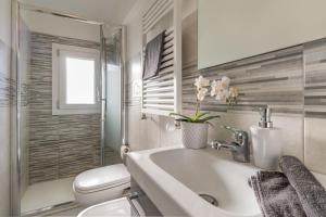 A bathroom at 45 minutes to Venice - By Flora Még 26 kép