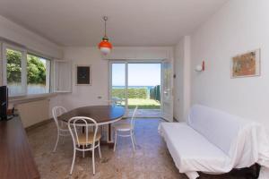 uma sala de estar com uma mesa e um sofá em Trilocale vicino al mare a Numana - N129 em Marcelli