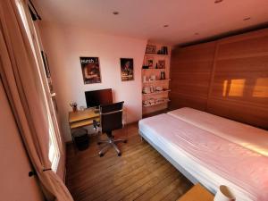 Ένα ή περισσότερα κρεβάτια σε δωμάτιο στο Buttes Chaumont - Ourcq Canal Paris
