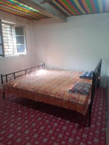1 dormitorio con 1 cama grande en una habitación en Moray homestay, en Malvan