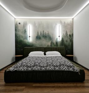 - une chambre avec un lit orné d'une peinture murale dans l'établissement Котедж Gudz, à Yaremtche