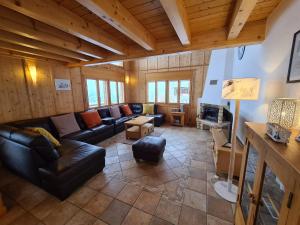 ein Wohnzimmer mit einem Sofa und einem Tisch in der Unterkunft Tschoueilles MOUNTAIN & VIEW - chalets by Alpvision Résidences in Veysonnaz