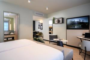 ein Hotelzimmer mit einem Bett und einem TV an der Wand in der Unterkunft master Altona in Hamburg