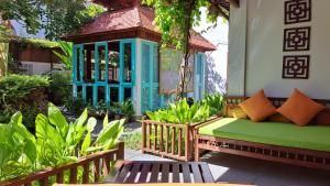 - un jardin avec un kiosque doté d'un banc et d'une table dans l'établissement Hoi An Chic - Green Retreat, à Hội An