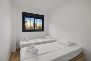 Katil atau katil-katil dalam bilik di Panoramic terrace with pool in Benalmádena - Ref 43