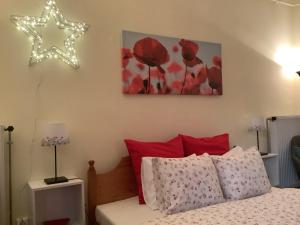 Postel nebo postele na pokoji v ubytování Poppy Flower Apartment