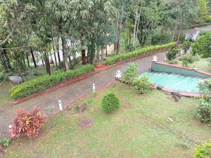 una vista aérea de un jardín con un estanque en ROYAL MOUNT HOTEL en Gampola