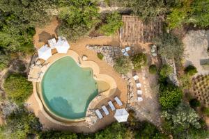 uma vista aérea de uma piscina com um resort em Quinta da Colina em Loulé