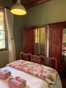 a bedroom with a bed with pink towels on it at Rosehaven Cottage in Swellendam