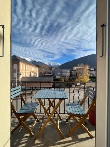 un tavolo da picnic e 2 sedie sul balcone di Bel appartement ad Albertville