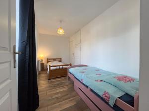 1 dormitorio pequeño con 1 cama en una habitación en Bel appartement, en Albertville