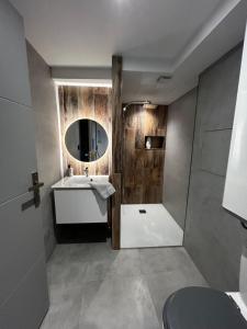 bagno con lavandino e specchio di L'Orfèvrerie a Bourges