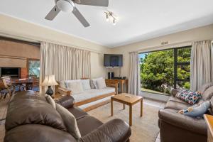 sala de estar con sofá y mesa en San Lameer Villa 12405 - 2 Bedroom Classic - 4 pax - San Lameer Rental Agency en Southbroom