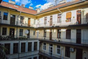 een rij gebouwen met balkons en ramen bij 2 real beds, AC by the Central Market Hall in Boedapest