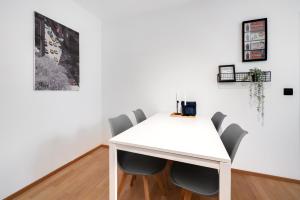 una mesa blanca y sillas en una habitación en Ruhige Oase in der Nähe von Parkanlage und Krankenhaus en Graz