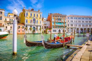 eine Gruppe von Gondeln in einem Kanal mit Gebäuden in der Unterkunft 45 minutes to Venice - By Flora in Fagarè della Battaglia
