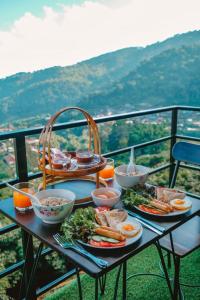 una bandeja de comida en una mesa en un balcón en ม่อนสาเคียงดาว, 