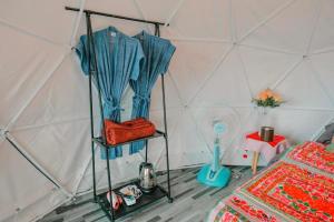 um quarto com uma tenda com uma cortina e uma ventoinha em ม่อนสาเคียงดาว 
