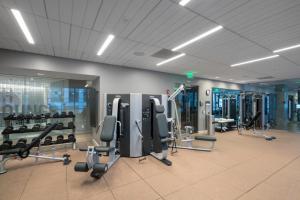 um ginásio com equipamento cardiovascular num edifício em Kendall Square 2br w gym near shops dining BOS-974 em Cambridge