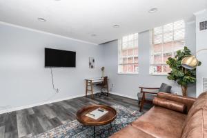 een woonkamer met een bank en een flatscreen-tv bij Charlestown 2br w in-unit wd close to dining BOS-962 in Boston
