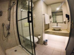 e bagno con doccia, servizi igienici e lavandino. di Grand S Hotel a Istanbul