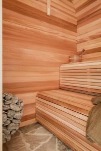 una sauna de madera con una olla encima en Zensi Retreat - Villa, en Eurunderee