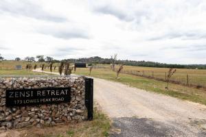 una señal para la retirada de Kennest en un camino de tierra en Zensi Retreat - Villa, en Eurunderee