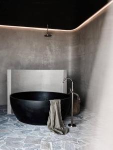 bañera negra en una habitación en Zensi Retreat - Villa, en Eurunderee