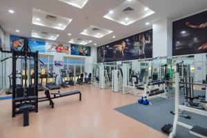 une salle de sport avec de nombreux tapis roulants et machines dans l'établissement Selectum Colours Bodrum, à Gumbet