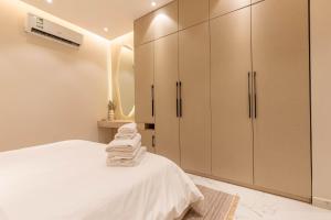 Postel nebo postele na pokoji v ubytování Amber Hospitality - Al Qairawan