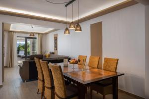 Un comedor y una sala de estar con mesa y sillas. en Luxury Seafront Villa with Heated Pool, Jacuzzi, Sea View, 150 m from Beach, en Stanići
