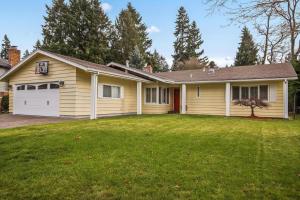 a yellow house with a garage and a yard at Bellevue 2br close to state park restaurants SEA-686 in Bellevue