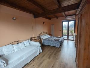 1 Schlafzimmer mit 2 Betten und einem Fenster in der Unterkunft Adagio Guesthouse in Caprie
