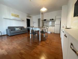 A cozinha ou kitchenette de Bardolino City Life Apartments