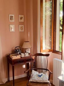 Habitación con escritorio con lámpara y silla. en La quercia e lo scoiattolo, en Sotto il Monte