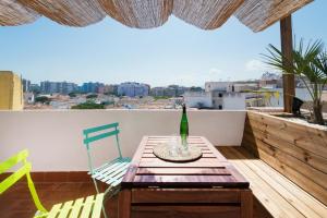 een tafel en stoelen op een balkon met uitzicht bij Apartamento Corall in Blanes