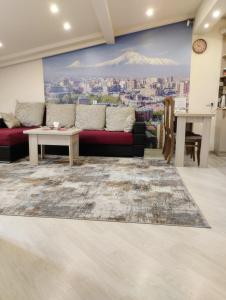 Lily's Apartment في يريفان: غرفة معيشة مع أريكة حمراء وطاولة