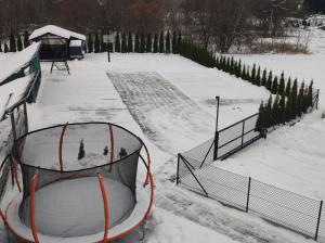 a skate park covered in snow with a slide at Górski Kryształ in Stronie Śląskie