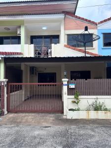 una casa con una puerta roja y una valla en Hideaway House Patong en Patong Beach