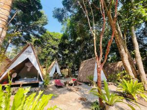 een groep tenten in een veld met bomen bij Blue Shore Pavilion in Kaôh Rŭng (3)