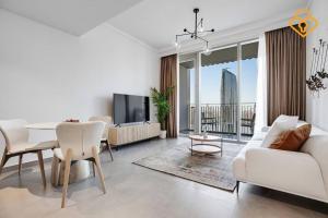 uma sala de estar com um sofá branco e uma mesa em Keysplease Modern Luxury 1 BR Creek Harbour 2808 no Dubai