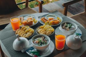 um tabuleiro de comida numa mesa com pratos de comida em Gustavia House and Mountain em Ban Nong Rang Chang