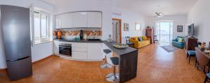 una cucina con piano di lavoro e un soggiorno di Casa Mapè - Ravello terrace and sea view a Ravello Altre 19 foto