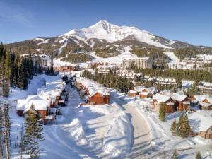 un resort en la nieve con una montaña en el fondo en Black Eagle 12, en Big Sky